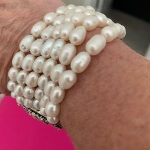 Pearls and crystals bracelet